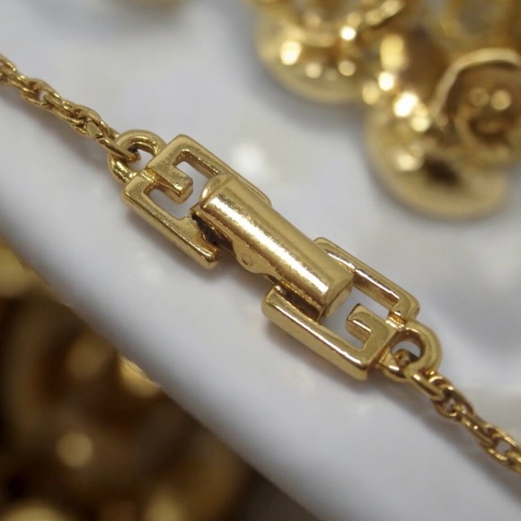 GIVENCHY Vintage Signature G with Bow Pendant Necklace ✨🤩 - Picture 8 of 15